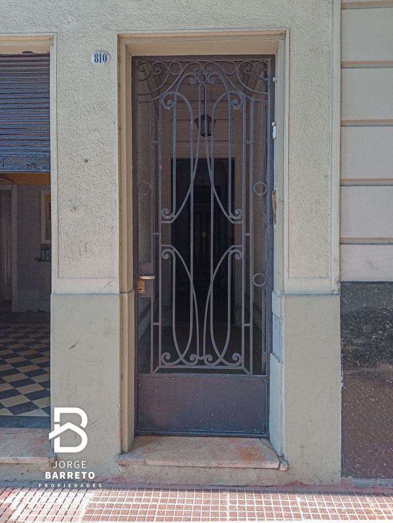 02_puerta edificio Juan_de_Garay